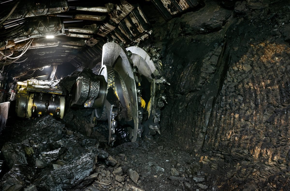 Underground mining machine working against a mineral face